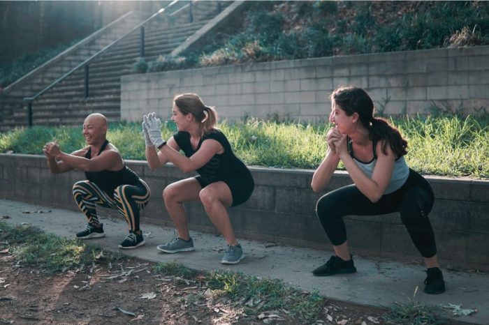 Frauen trainieren draußen – Kurs für Kraft und Ausdauer in den Wechseljahren